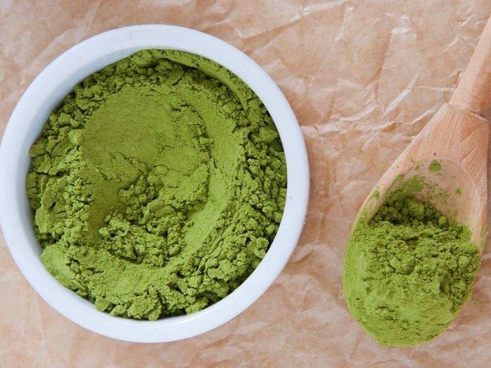Un tazón de polvo de matcha sobre la mesa