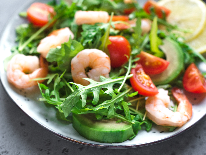 Ensalada Verde con Gambas (Gambas Grandes), Aguacate y Rúcula.