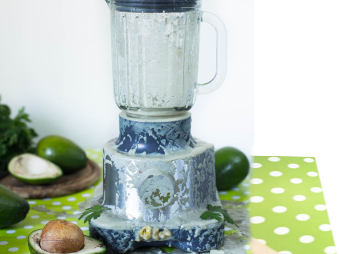 Licuadora con batido de aguacate derramado