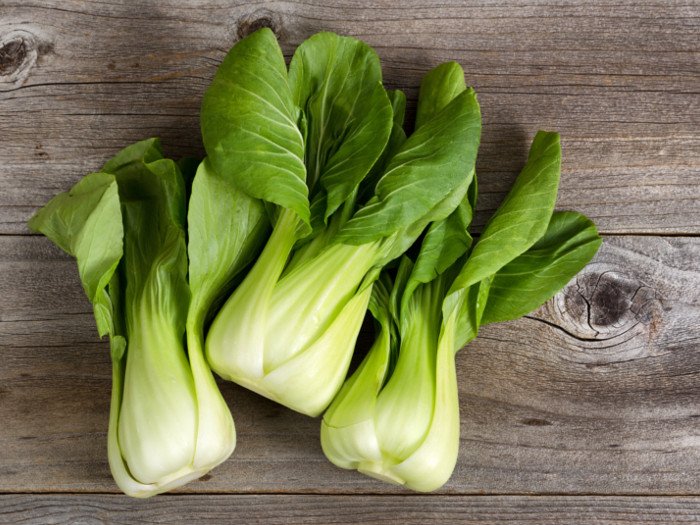 Repollo fresco en mesa de madera