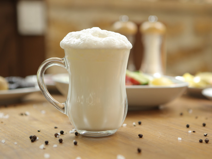 Una taza de suero de leche sobre una superficie de madera