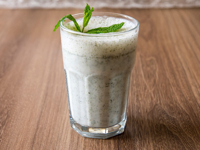 Bebida turca, ayran o doogh con hierbas frescas en vaso