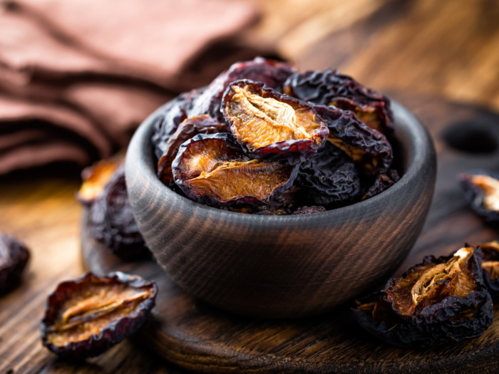 Ciruelas secas en un bol