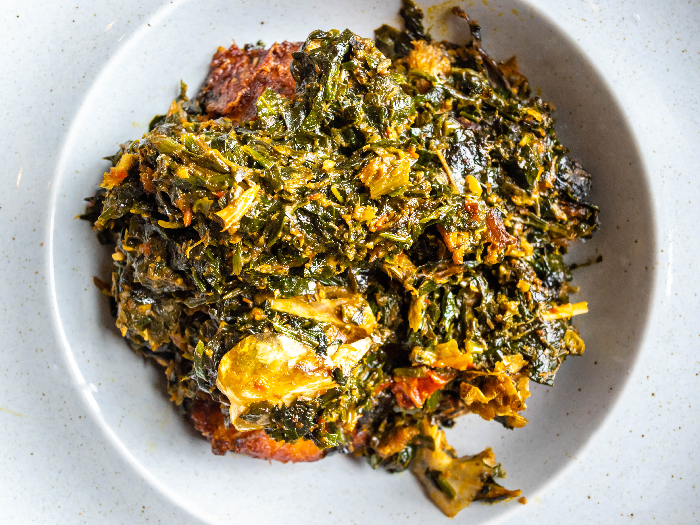 Comida nigeriana, sopa de verduras Egusi en plato blanco