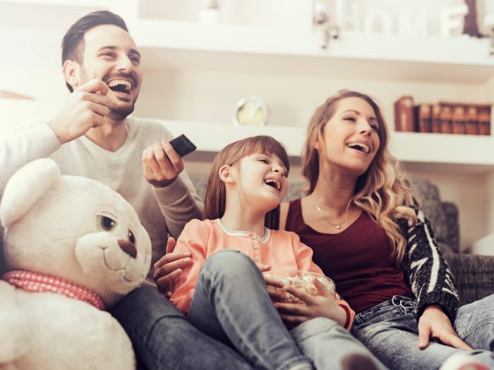 familia viendo la tele