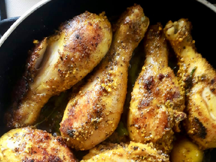 Freír los muslos a fuego alto durante 3 minutos por cada lado hasta que se doren.