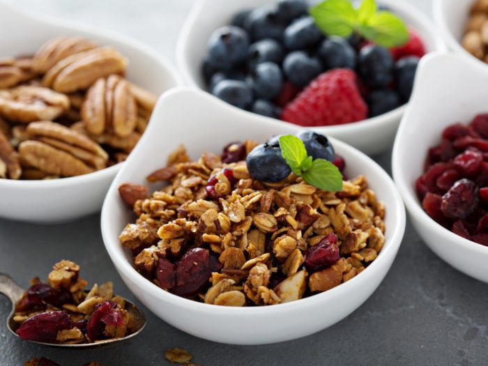 Tazón de avena cubierto con arándanos y hojas de menta