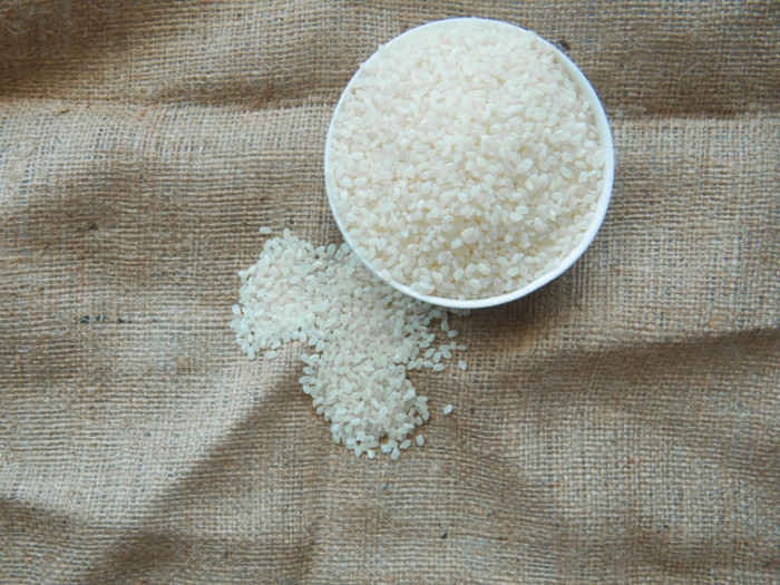 Arroz de sushi en un tazón sobre tela de yute