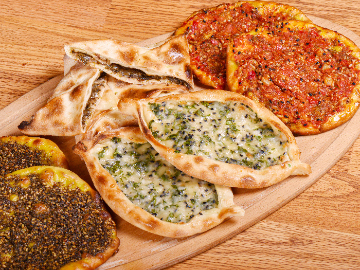 Mezcle fataye al horno y masa manakish en un plato