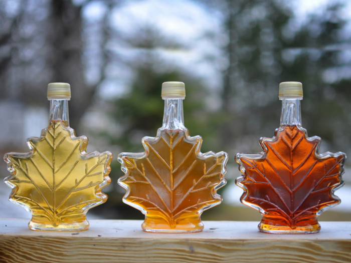Botella de vidrio en forma de arce con jarabe de arce