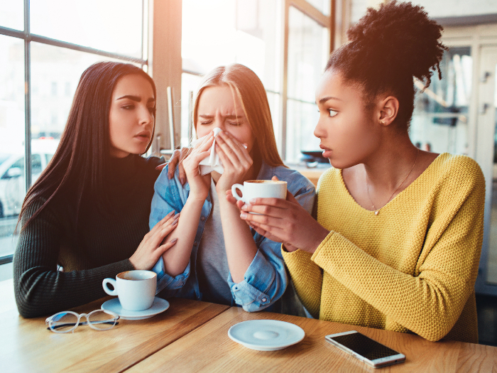 Dos amigos intentan consolar a otro amigo desconsolado