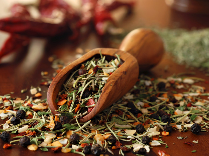 Condimento en polvo en una cuchara de madera sobre la mesa de la cocina