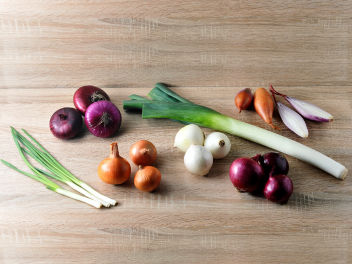Diferentes tipos de cebollas en la mesa.