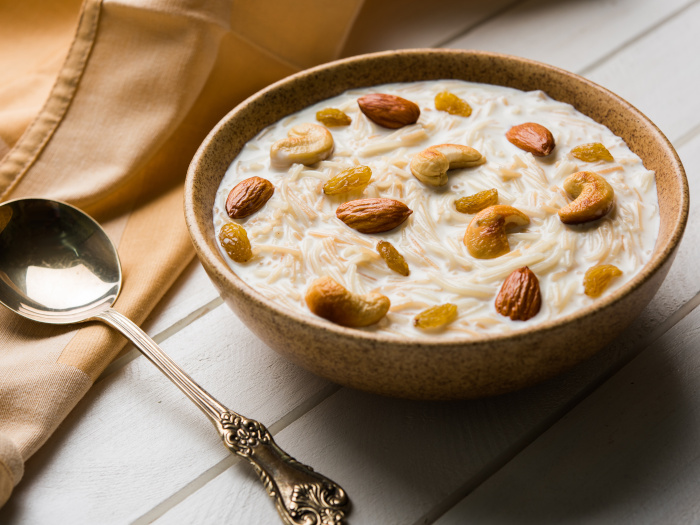 Khurma puro o fideos cocidos servidos en un bol con toppings de frutos secos