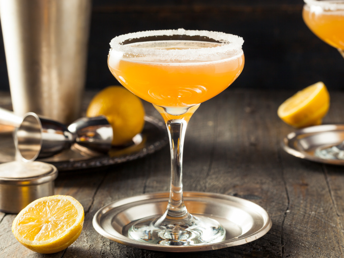 Cóctel con sidecar en un vaso con borde de azúcar