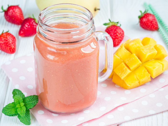 Batido saludable, fresa, mango y plátano en tarro de cristal