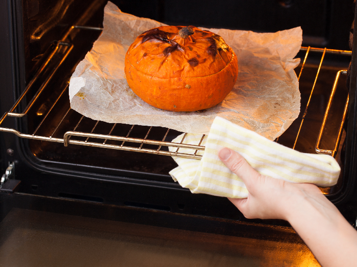 El proceso de cocinar calabaza en el horno. Champiñones de calabaza asados ​​y cebada en el horno.
