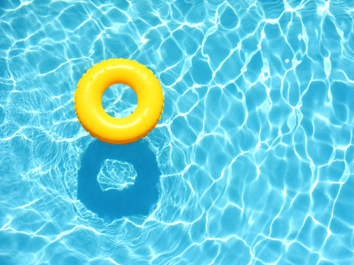 tubo de natación en piscina