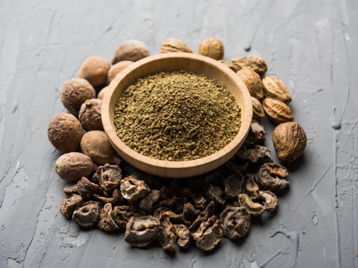 Tres formas diferentes de trébol sobre la mesa