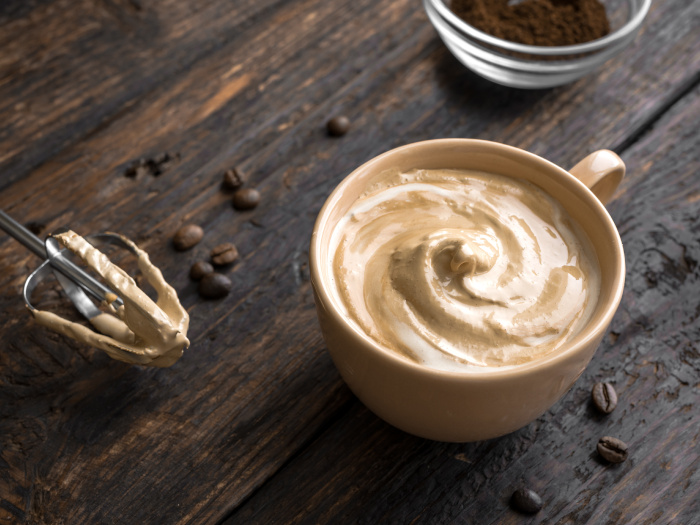 Batir el café y el azúcar en el café.