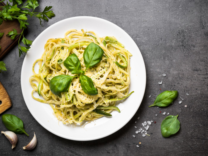 Vista superior de pasta blanca sobre fondo de pizarra