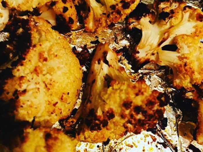 La coliflor se asó en el horno durante unos 20 minutos y se usó solo como picatostes.